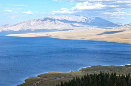 You can never fully grasp how vast China is until you visit Xinjiang; you can never truly appreciate how magnificent its mountains and rivers are until you explore the Western Regions.
